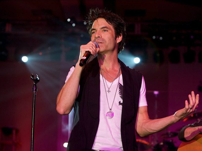 Pat-Monahan-Medium-Shot-Mic